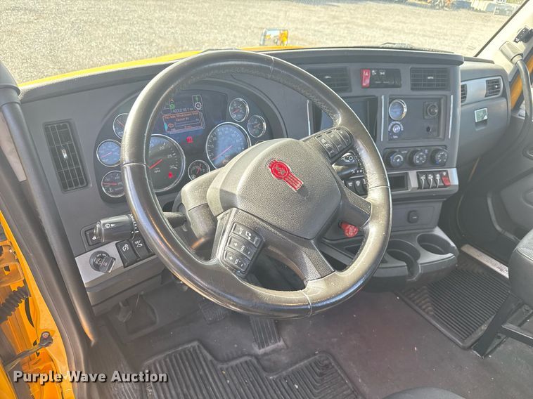 image for item EC3562 2022 Kenworth T680 semi truck