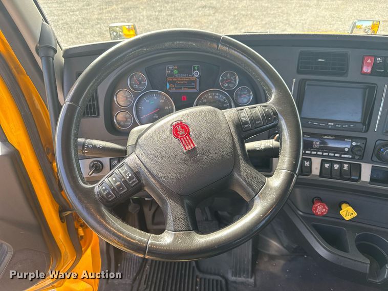 image for item EC3562 2022 Kenworth T680 semi truck