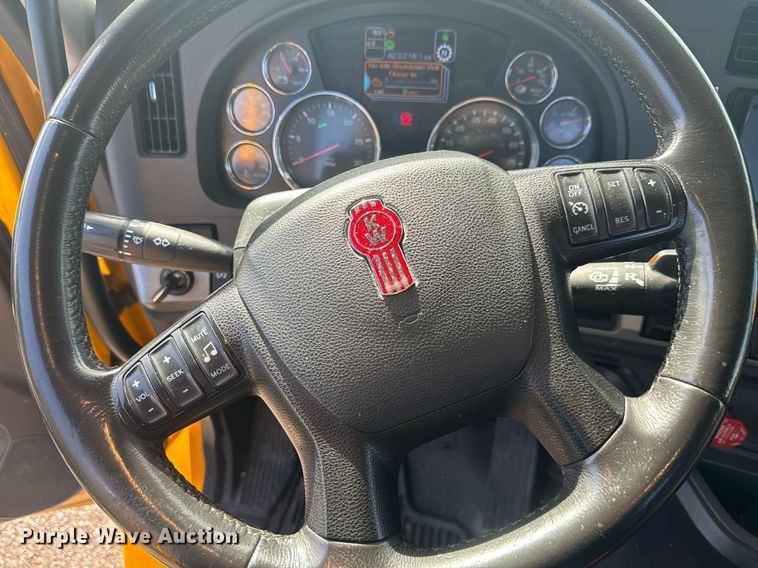 image for item EC3562 2022 Kenworth T680 semi truck