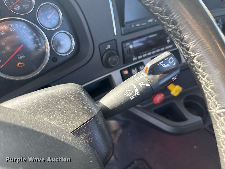 image for item EC3562 2022 Kenworth T680 semi truck