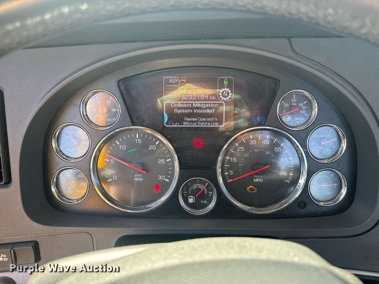 image for item EC3562 2022 Kenworth T680 semi truck