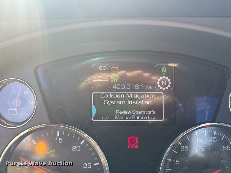 image for item EC3562 2022 Kenworth T680 semi truck