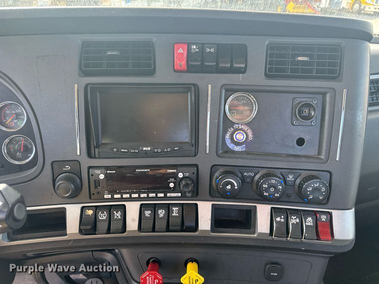 image for item EC3562 2022 Kenworth T680 semi truck