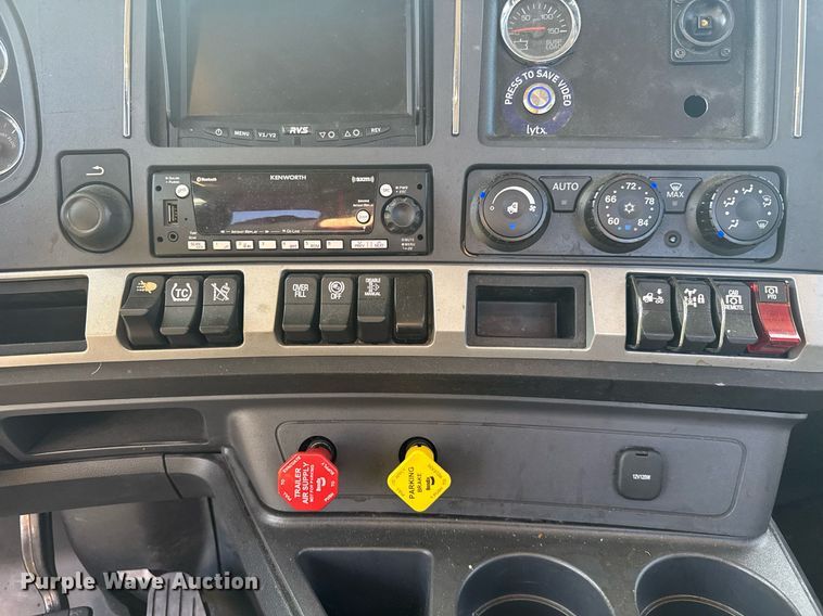 image for item EC3562 2022 Kenworth T680 semi truck