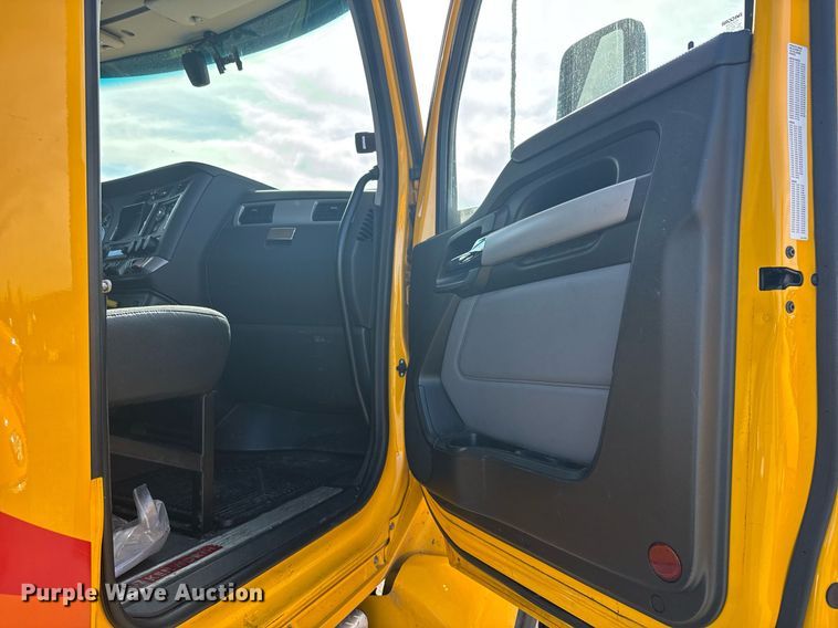 image for item EC3562 2022 Kenworth T680 semi truck