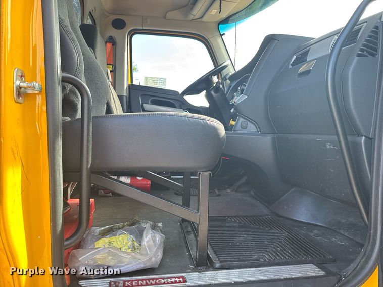 image for item EC3562 2022 Kenworth T680 semi truck