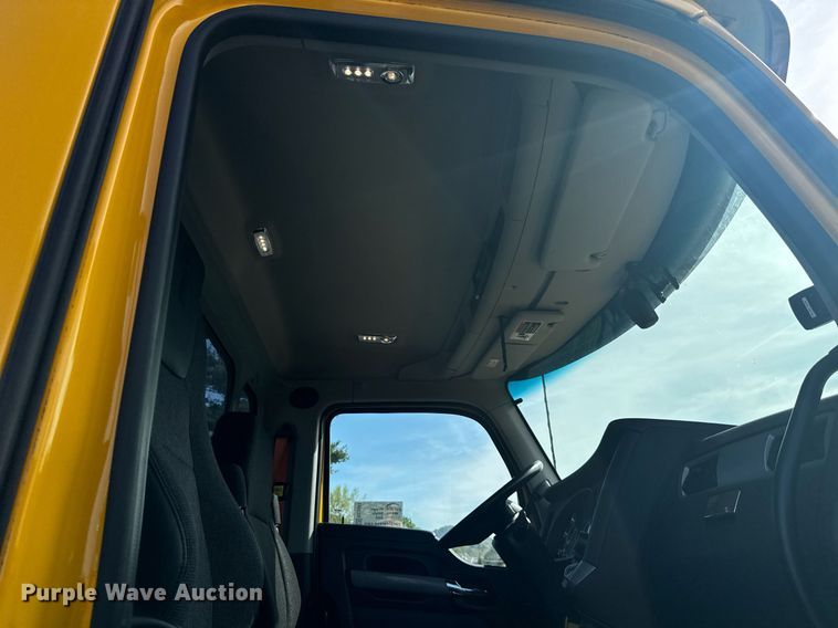 image for item EC3562 2022 Kenworth T680 semi truck