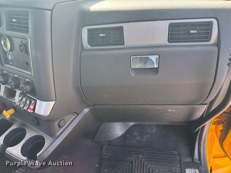 image for item EC3562 2022 Kenworth T680 semi truck