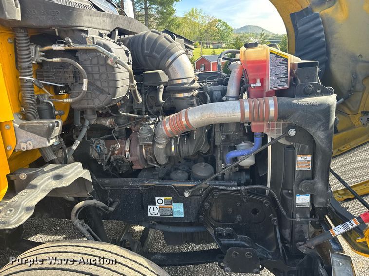 image for item EC3562 2022 Kenworth T680 semi truck