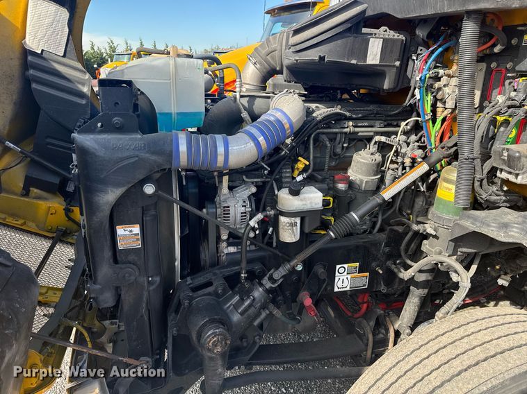 image for item EC3562 2022 Kenworth T680 semi truck