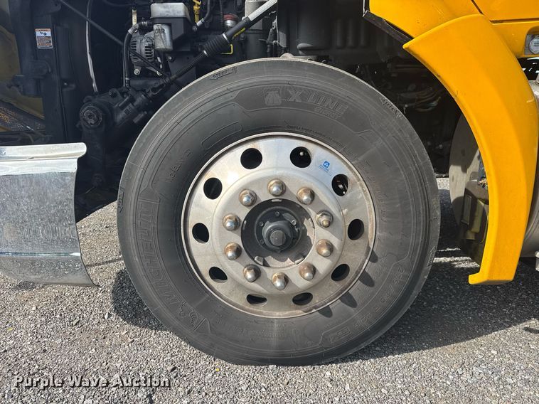 image for item EC3562 2022 Kenworth T680 semi truck