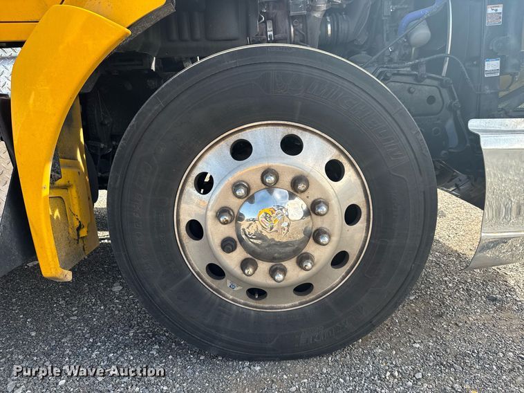 image for item EC3562 2022 Kenworth T680 semi truck