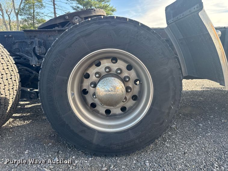 image for item EC3562 2022 Kenworth T680 semi truck