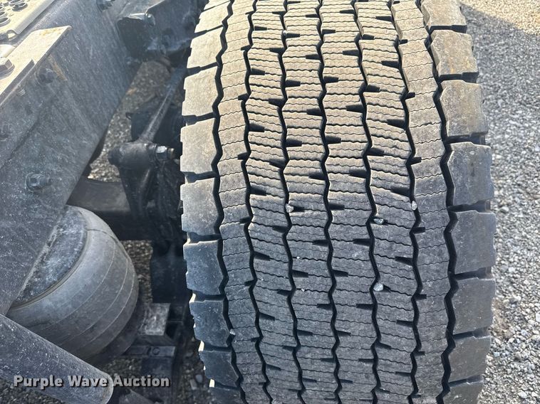 image for item EC3562 2022 Kenworth T680 semi truck