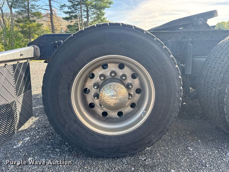 image for item EC3562 2022 Kenworth T680 semi truck