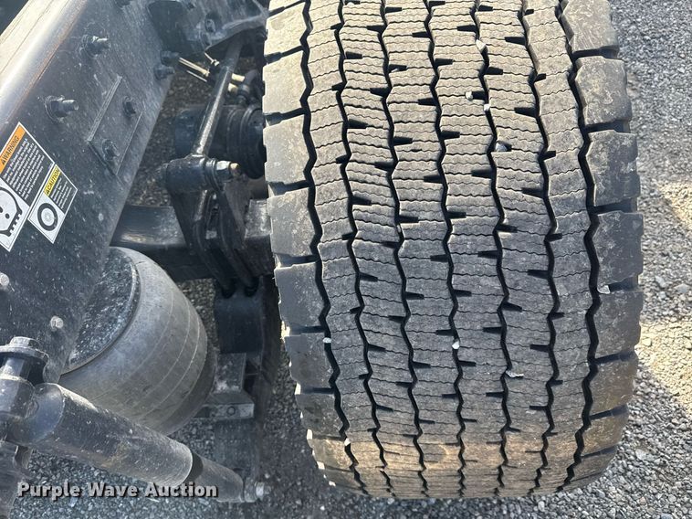 image for item EC3562 2022 Kenworth T680 semi truck