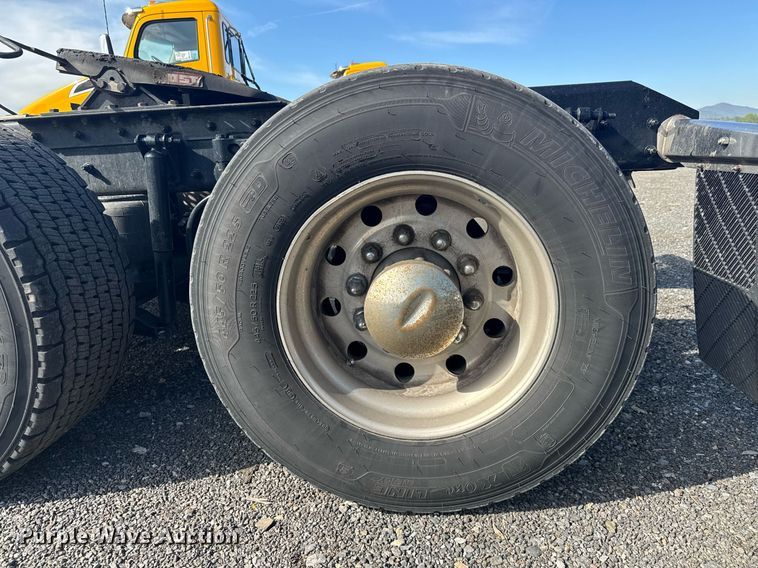 image for item EC3562 2022 Kenworth T680 semi truck