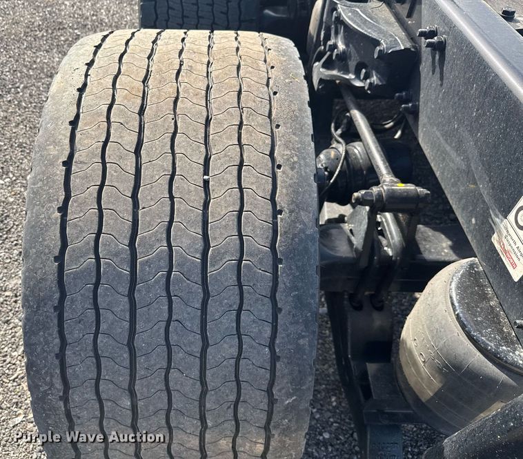 image for item EC3562 2022 Kenworth T680 semi truck