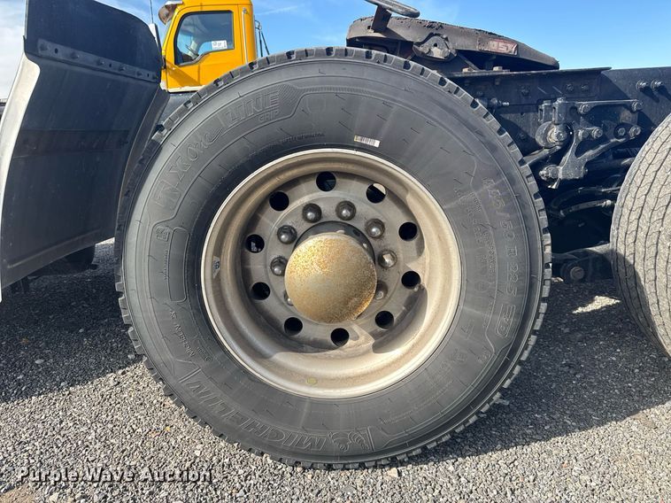 image for item EC3562 2022 Kenworth T680 semi truck