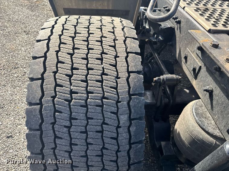 image for item EC3562 2022 Kenworth T680 semi truck