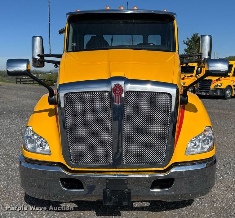 image for item EC3563 2022 Kenworth T680 semi truck