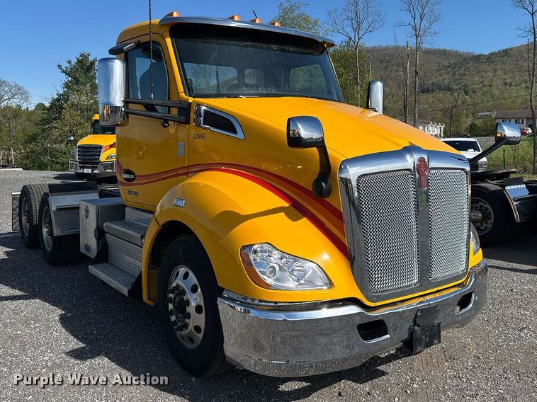 image for item EC3563 2022 Kenworth T680 semi truck
