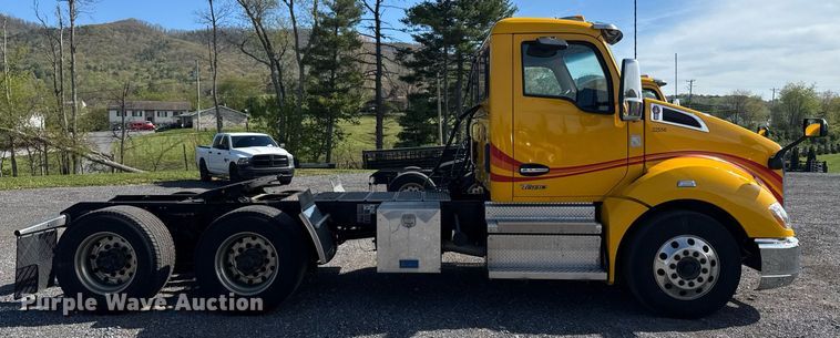 image for item EC3563 2022 Kenworth T680 semi truck