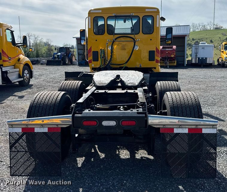 image for item EC3563 2022 Kenworth T680 semi truck