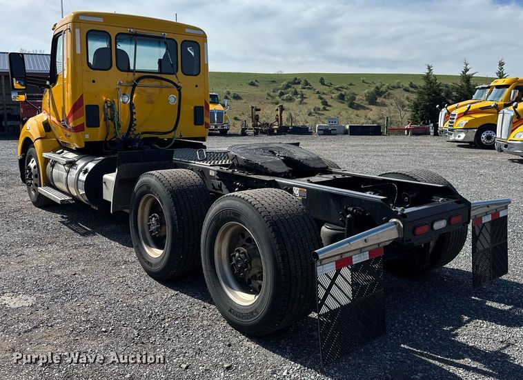 image for item EC3563 2022 Kenworth T680 semi truck