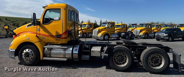image for item EC3563 2022 Kenworth T680 semi truck