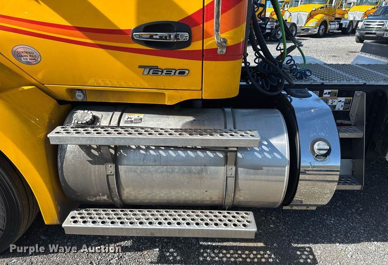 image for item EC3563 2022 Kenworth T680 semi truck