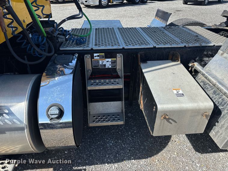 image for item EC3563 2022 Kenworth T680 semi truck