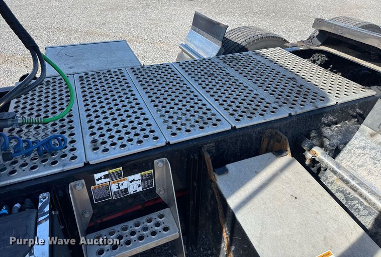 image for item EC3563 2022 Kenworth T680 semi truck