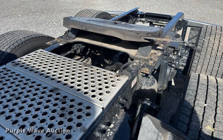 image for item EC3563 2022 Kenworth T680 semi truck