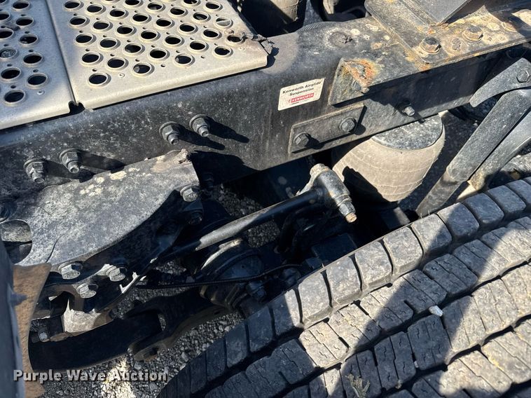 image for item EC3563 2022 Kenworth T680 semi truck