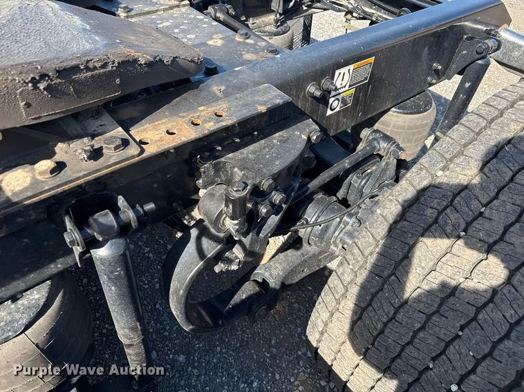 image for item EC3563 2022 Kenworth T680 semi truck