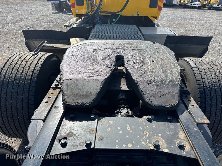 image for item EC3563 2022 Kenworth T680 semi truck