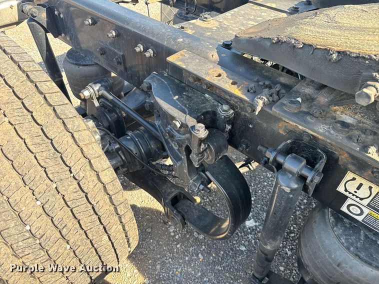 image for item EC3563 2022 Kenworth T680 semi truck