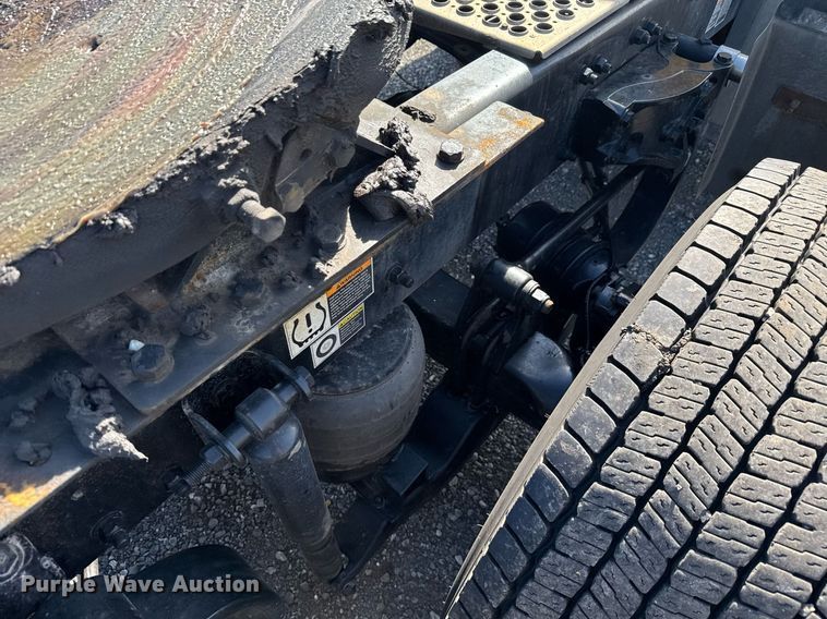 image for item EC3563 2022 Kenworth T680 semi truck