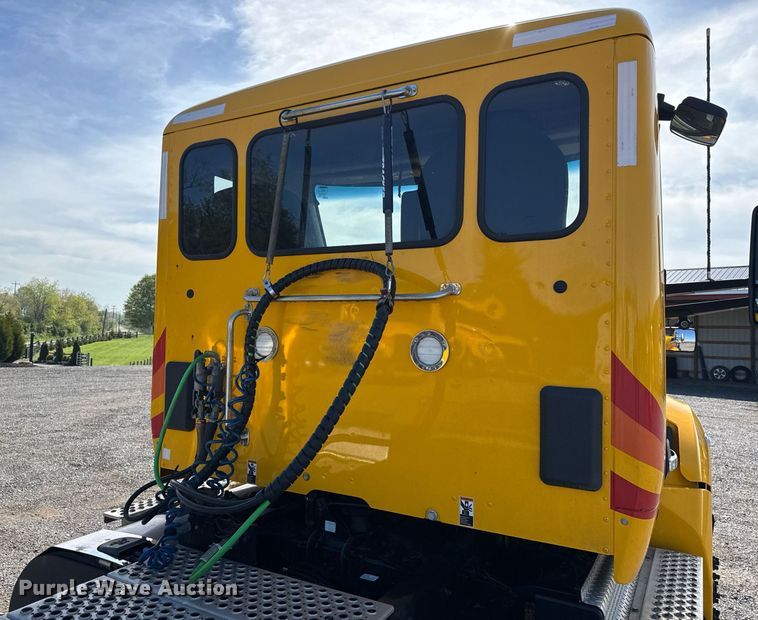 image for item EC3563 2022 Kenworth T680 semi truck