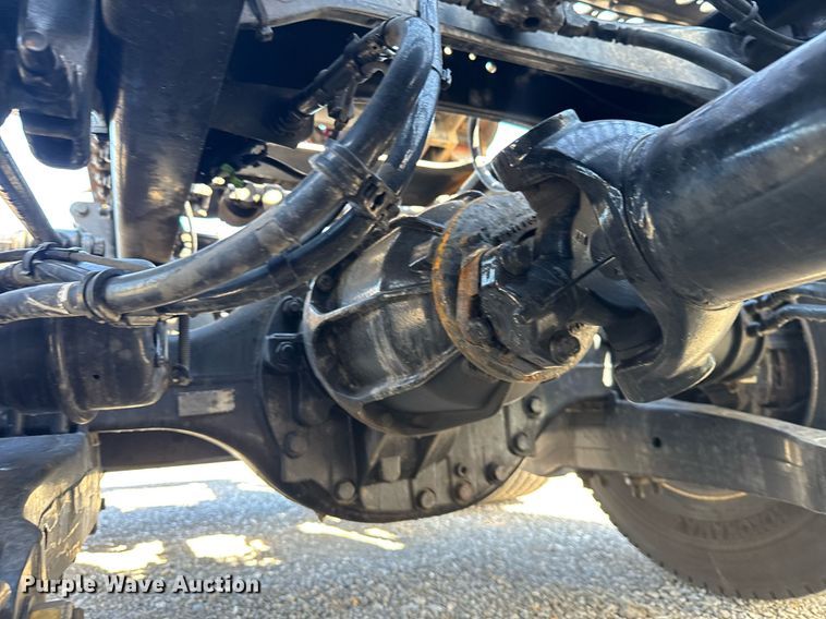 image for item EC3563 2022 Kenworth T680 semi truck