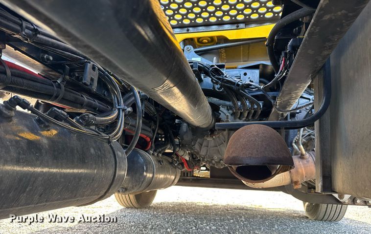 image for item EC3563 2022 Kenworth T680 semi truck