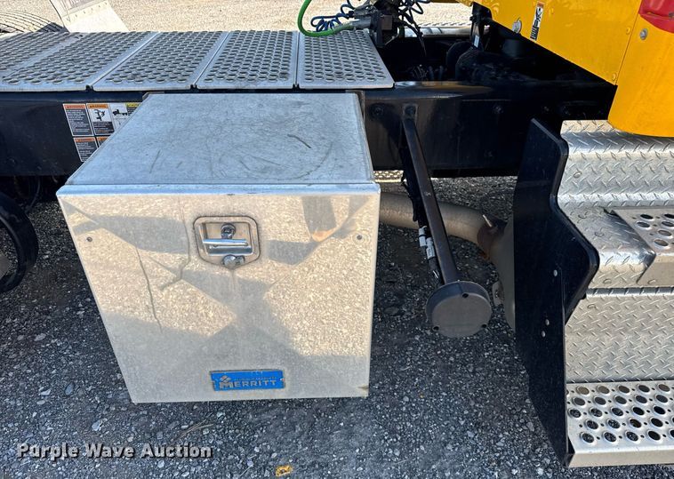 image for item EC3563 2022 Kenworth T680 semi truck