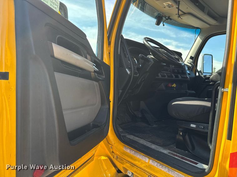 image for item EC3563 2022 Kenworth T680 semi truck