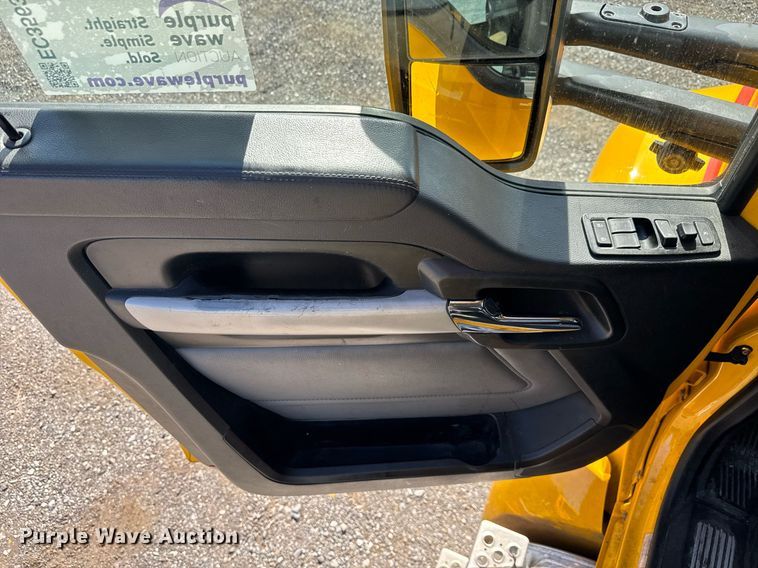 image for item EC3563 2022 Kenworth T680 semi truck