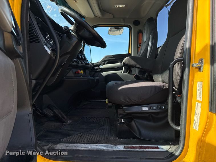 image for item EC3563 2022 Kenworth T680 semi truck