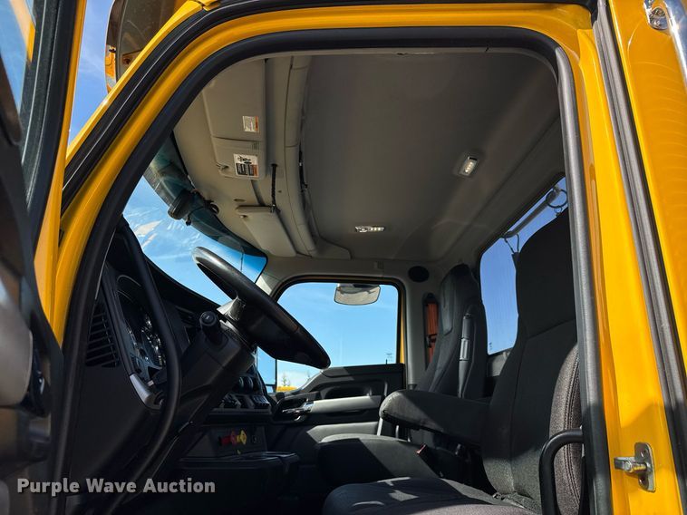 image for item EC3563 2022 Kenworth T680 semi truck