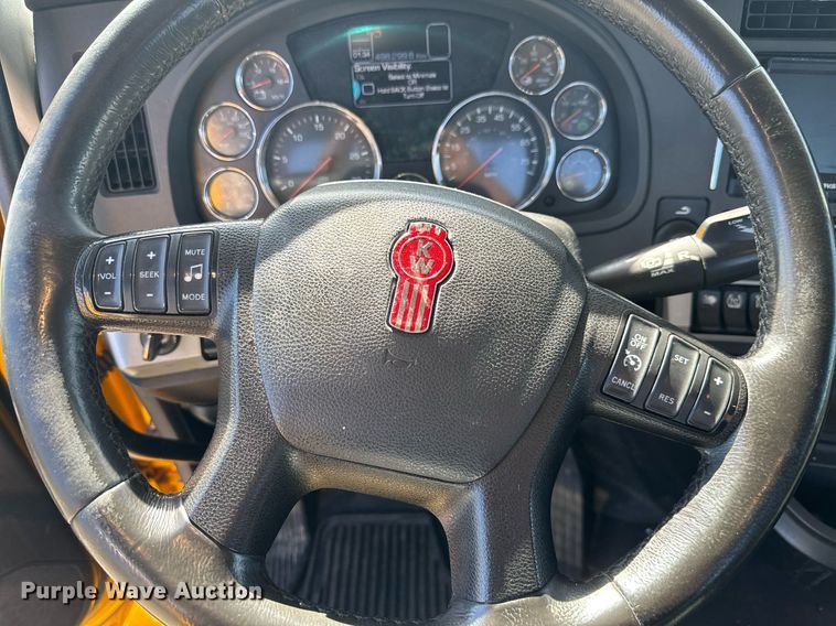 image for item EC3563 2022 Kenworth T680 semi truck