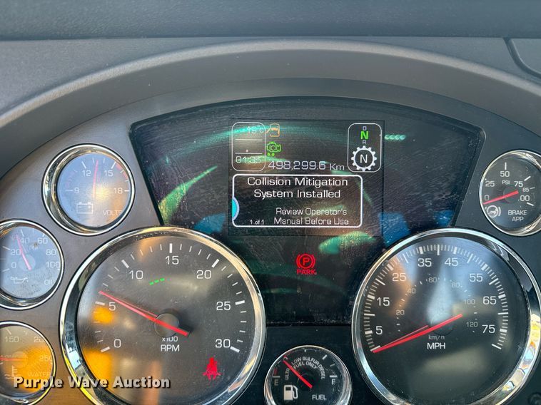 image for item EC3563 2022 Kenworth T680 semi truck