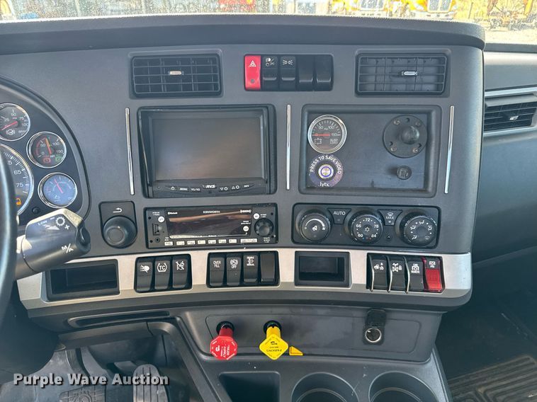 image for item EC3563 2022 Kenworth T680 semi truck